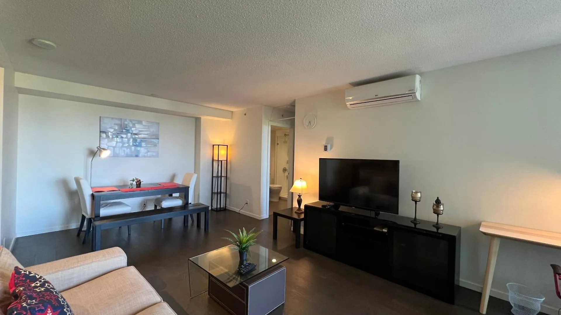 Richmond Center Near Skytrain 2B2B Apartment Canada