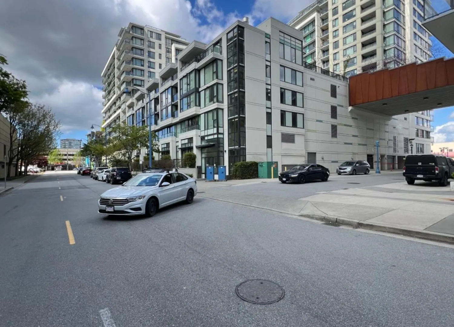 Richmond Center Near Skytrain 2B2B Apartment