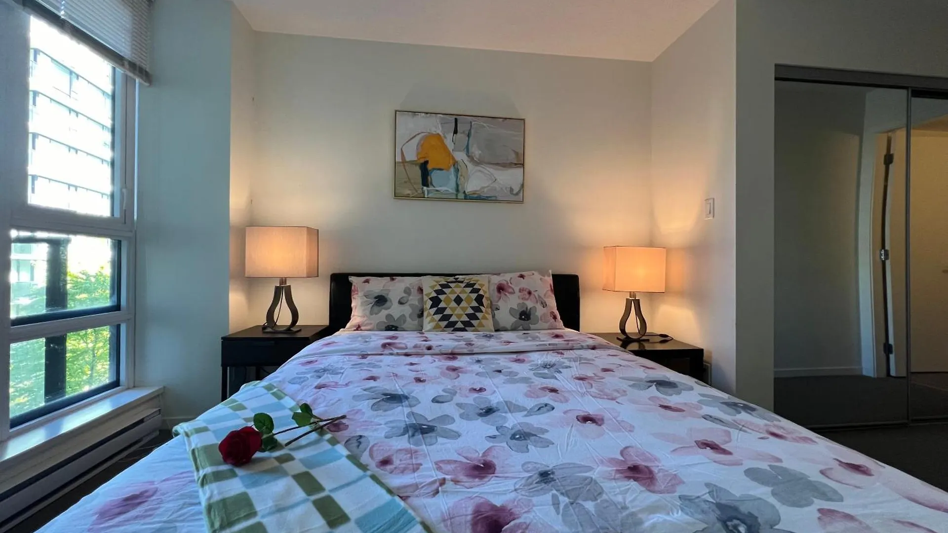 Richmond Center Near Skytrain 2B2B Apartment