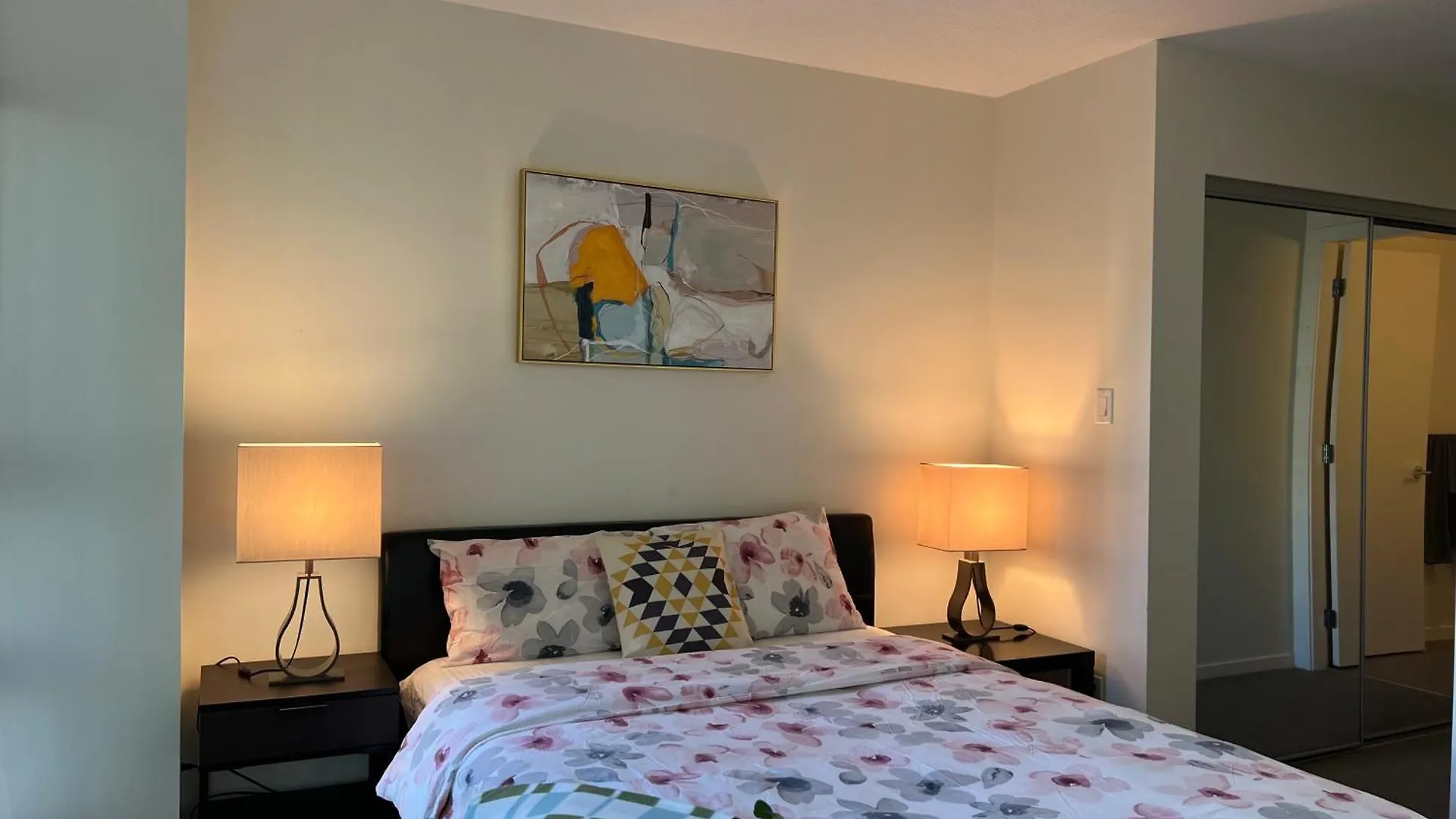 Richmond Center Near Skytrain 2B2B Apartment 0*,