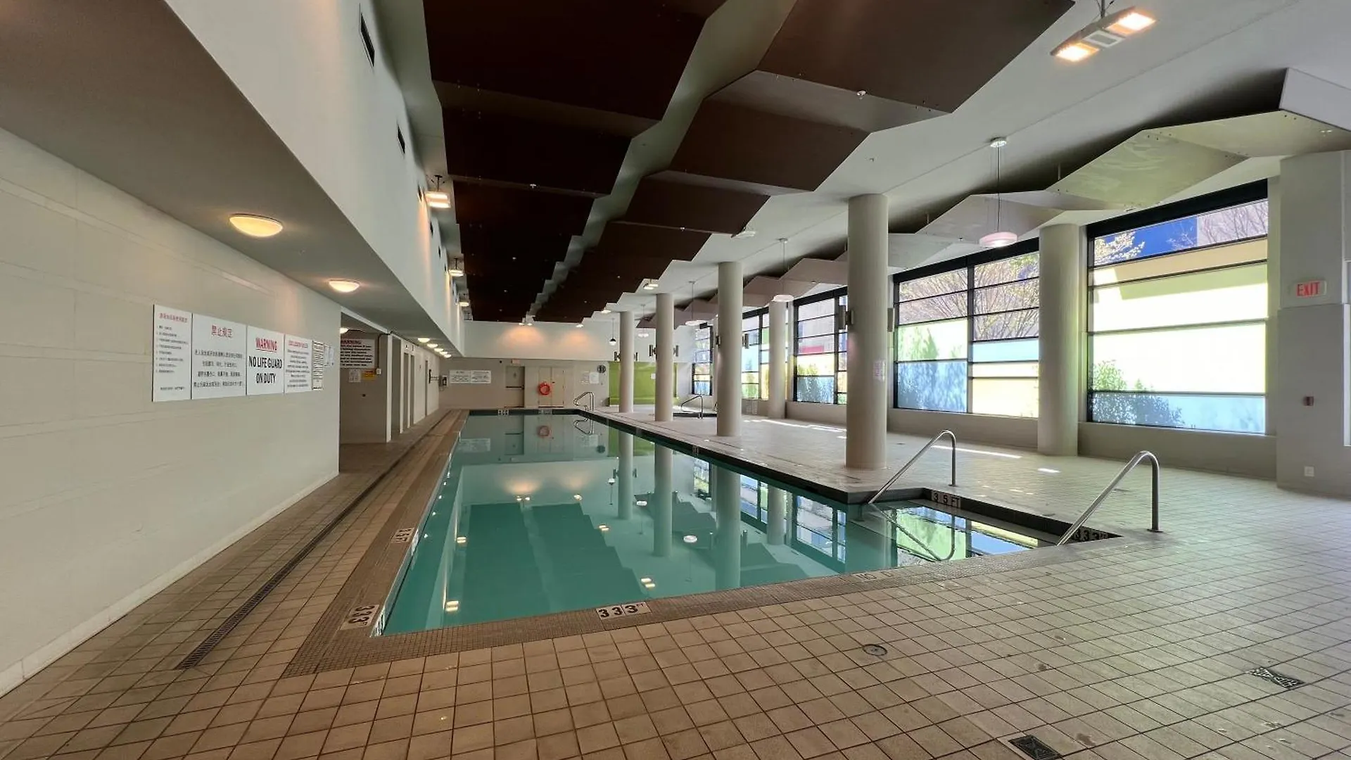Richmond Center Near Skytrain 2B2B Apartment