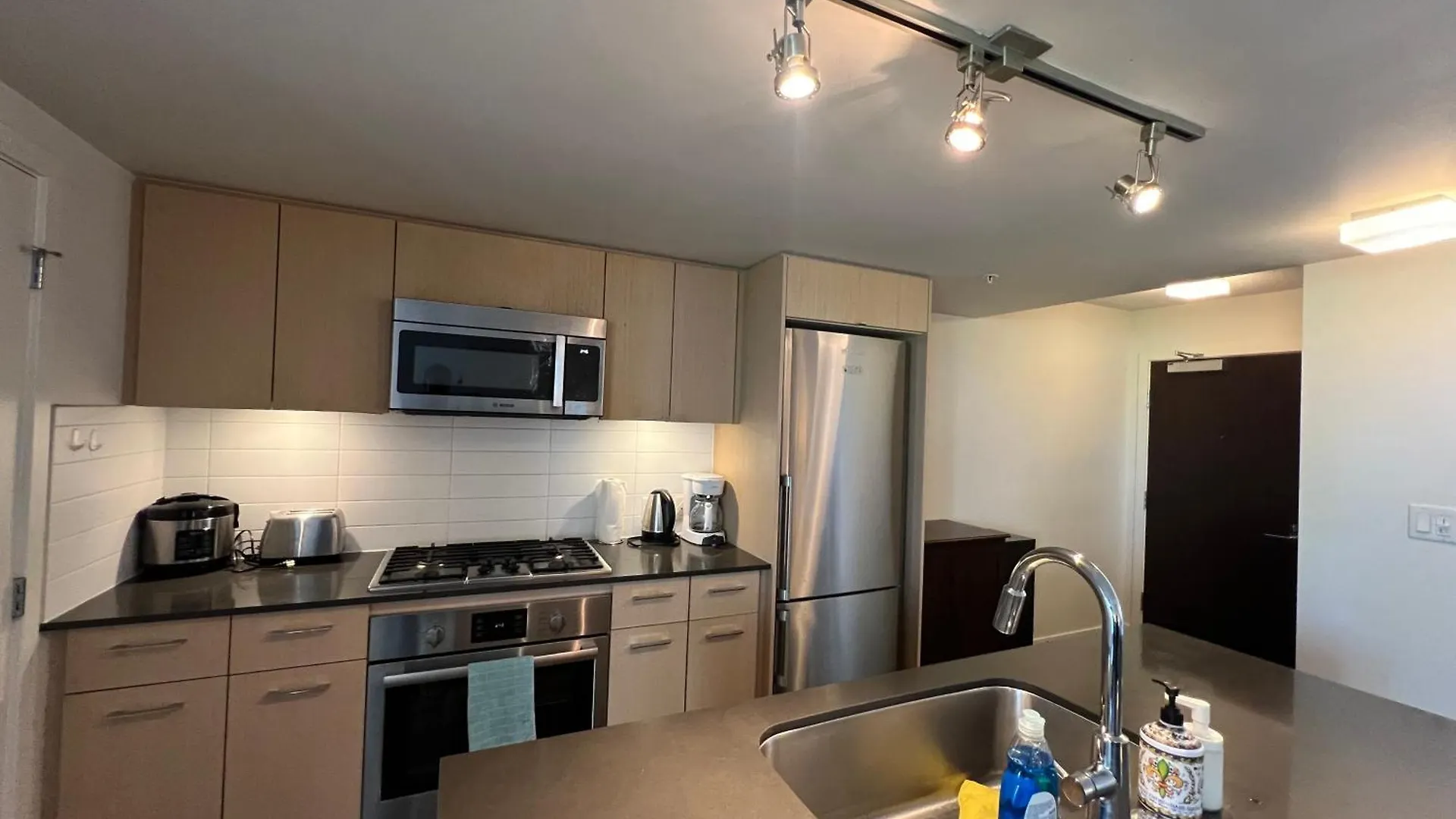 Richmond Center Near Skytrain 2B2B Apartment 0*,