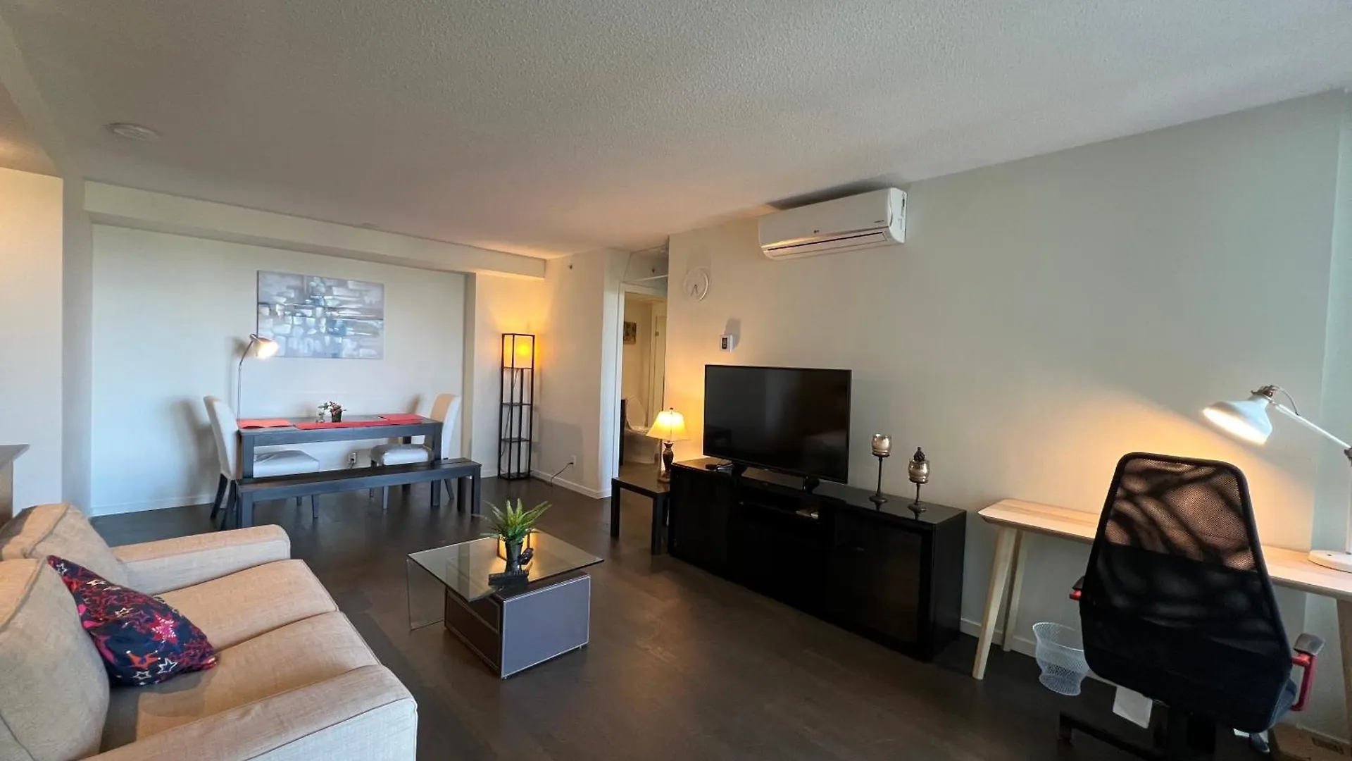 Richmond Center Near Skytrain 2B2B Apartment
