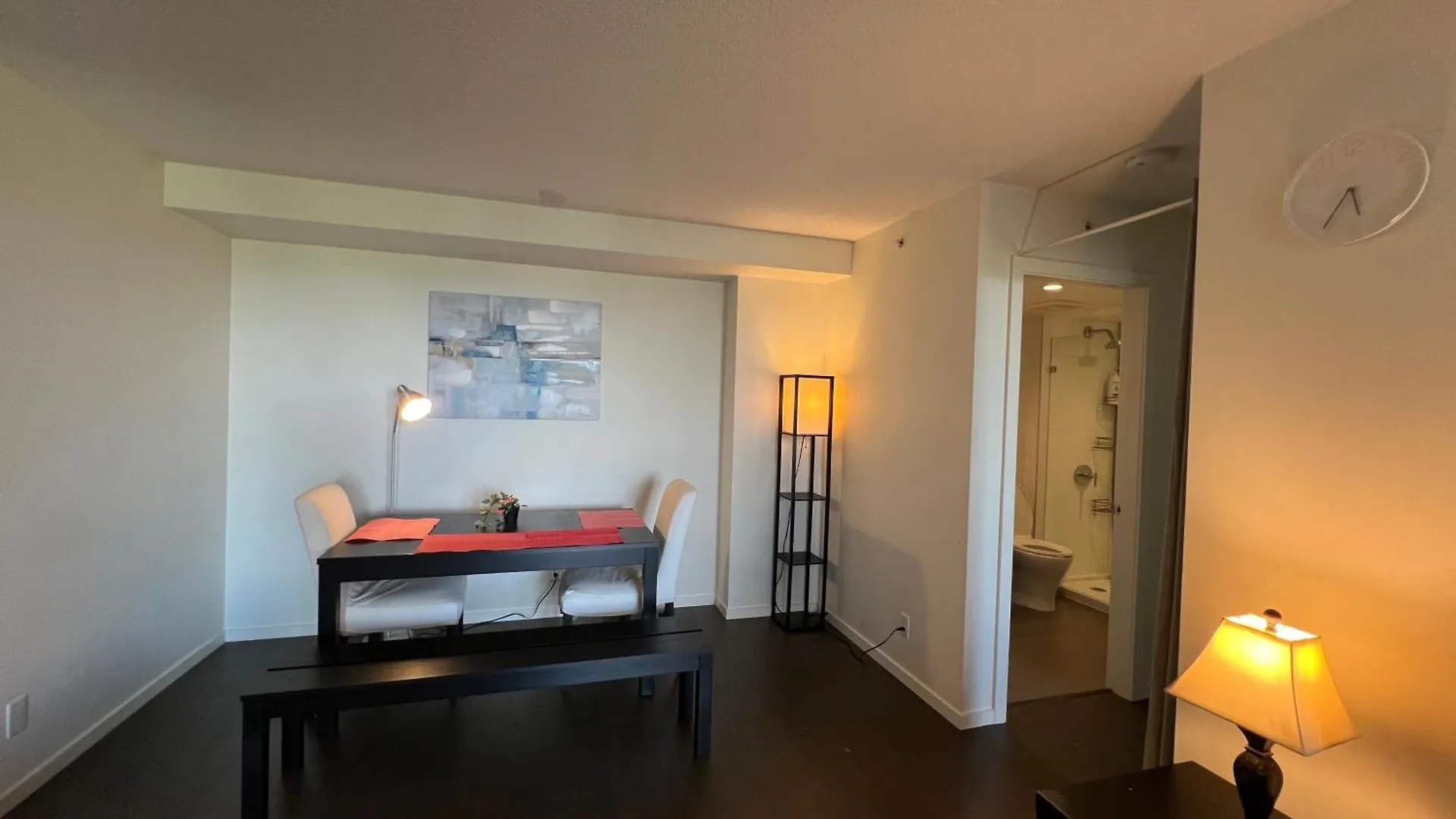 Richmond Center Near Skytrain 2B2B Apartment