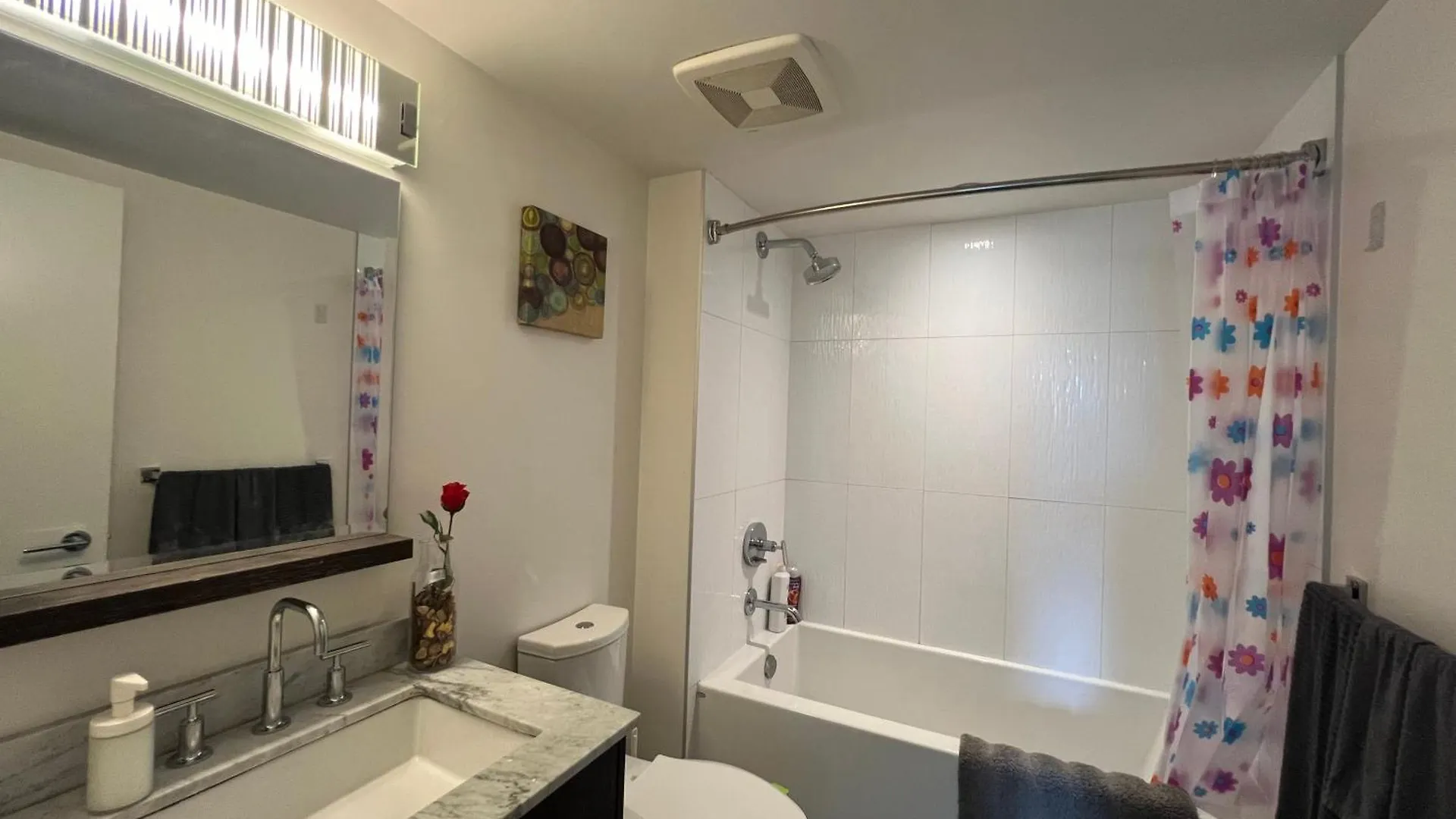 Richmond Center Near Skytrain 2B2B Apartment